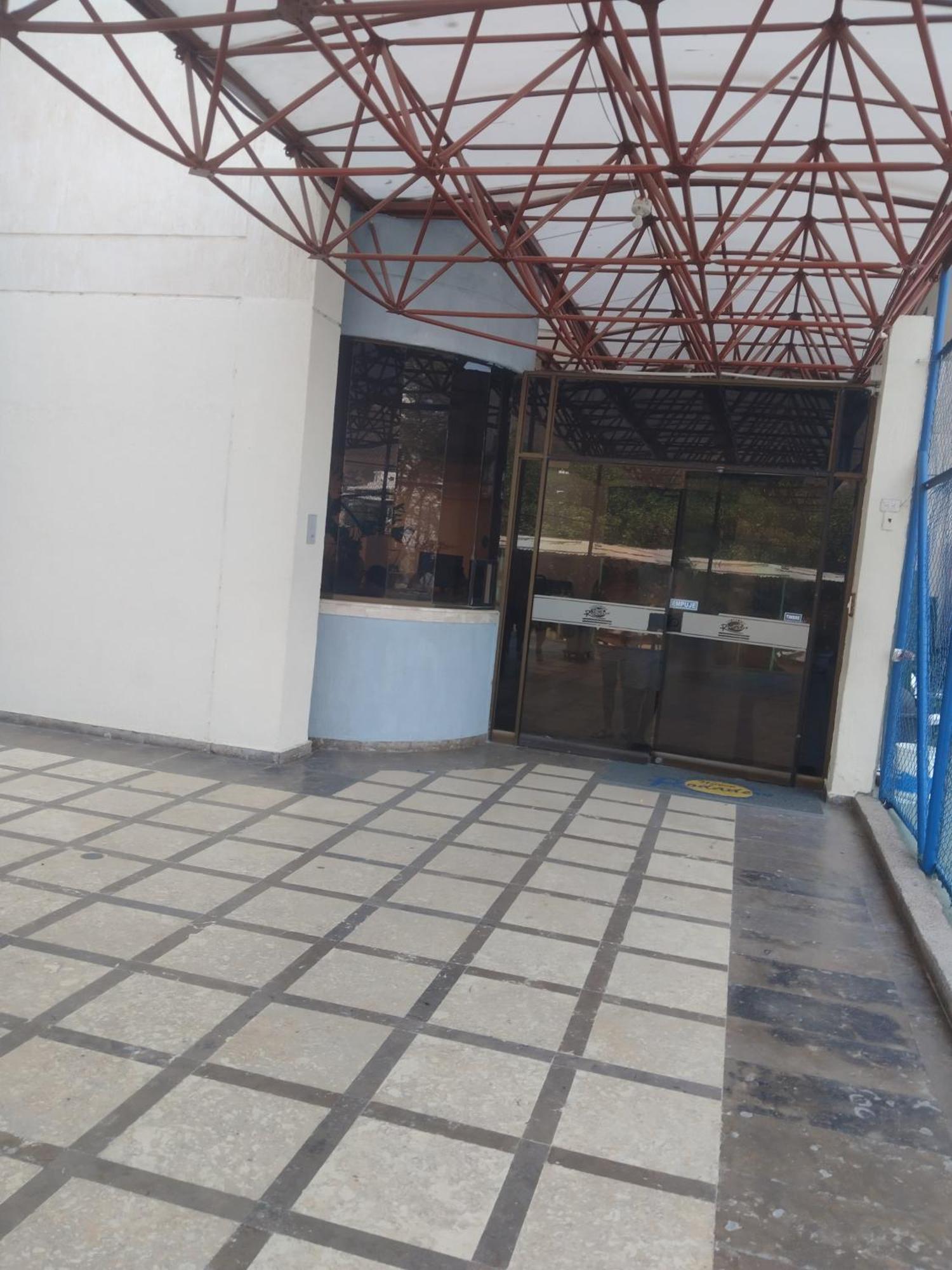Con Piscina, Cancha De Tenis Y Parque Ninos