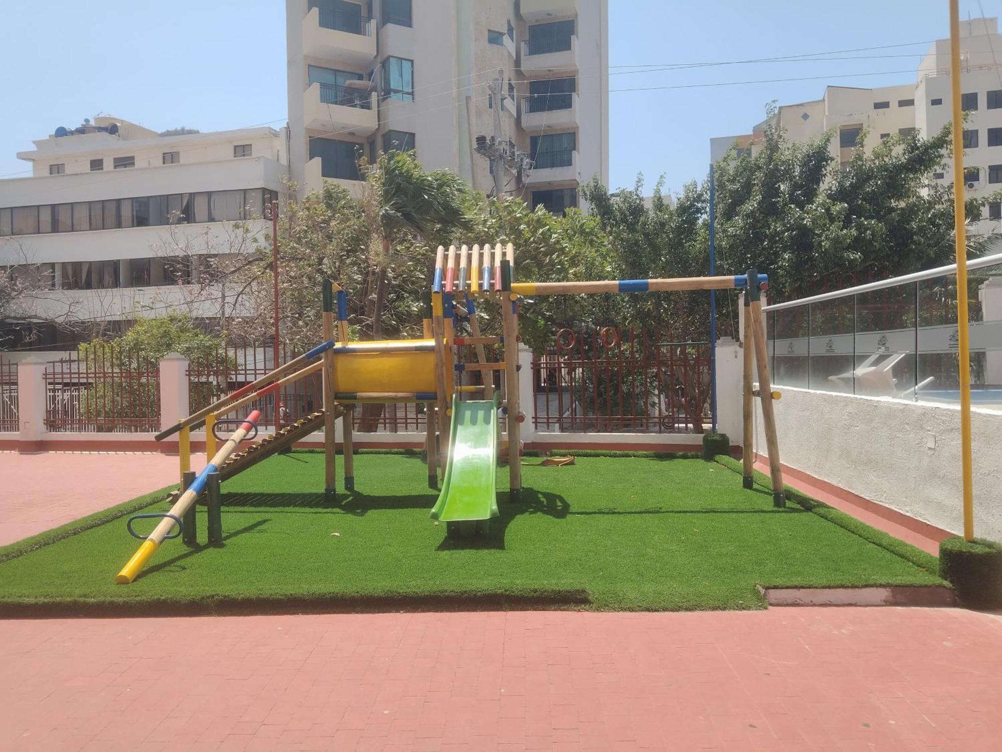 Con Piscina, Cancha De Tenis Y Parque Ninos